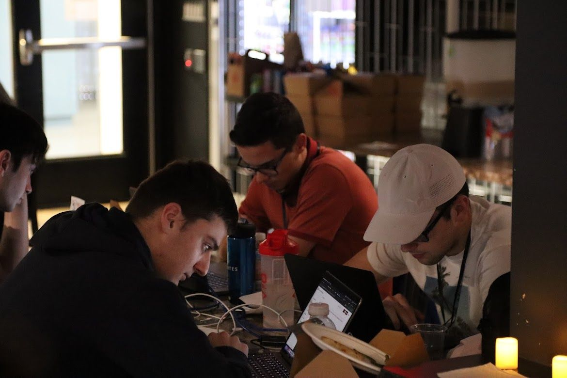 Des étudiants en train de travailler sur un projet de programmation lors d'un hackathon