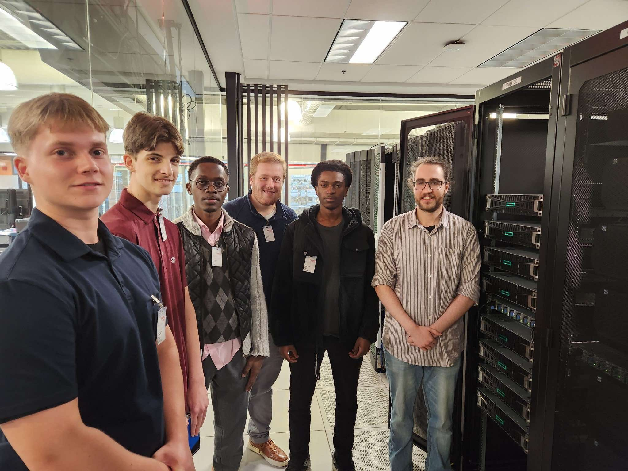 Étudiants de première année dans une salle des serveurs